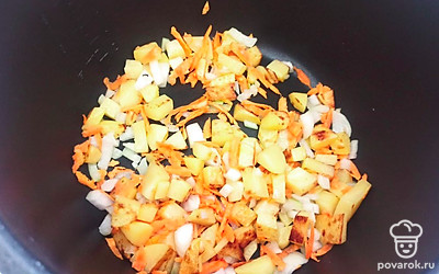 Добавьте лук и морковь, обжарьте еще 5 минут.