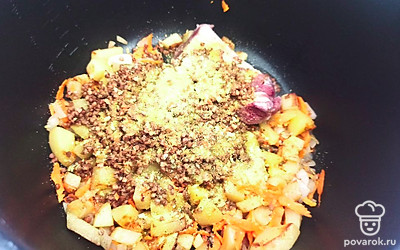 Добавьте свинину, гречку, приправу и соль. 