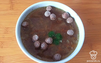 Подавайте порционно, украсив свежей зеленью и отрубями.