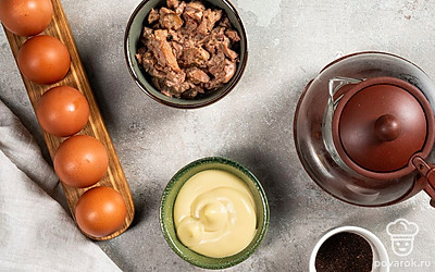 Куриные яйца отварите вкрутую, после чего остудите и очистите от скорлупы. Далее срежьте примерно ⅓ каждого яйца с широкой стороны и аккуратно удалите желтки. Петрушку для подачи тщательно промойте, листья отделите от веточек.