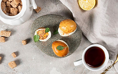 Аппетитное блюдо подавайте к столу в качестве легкой закуски. А чтобы оно смотрелось интереснее, воспользуйтесь зеленью. Выложите листья петрушки на тарелку для подачи, а сверху расставьте готовые «грибочки».