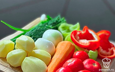 Овощи моем и чистим. Промакиваем бумажными полотенцами. В это время у нас варится мясо (говядина или баранина).