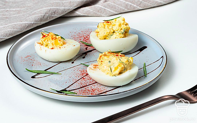 Яйца, фаршированные зеленью — Рецепт с фото