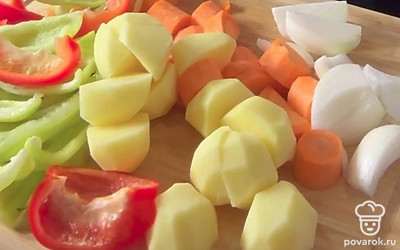 Все овощи нарезаем крупно. Я все разрезала на 4 части. Картошка у меня средняя, ее разделила на 2 части.