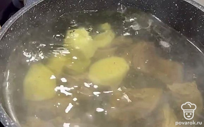 По очереди выкладываем в кастрюлю овощи. Сначала кладем в кастрюлю картошку.