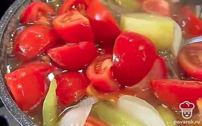 Далее выкладываем морковь, а через 5 минут — перец и лук. Еще через 5 минут добавляем к остальным овощам помидоры.