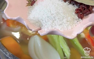 За 5 минут до готовности добавляем специи.