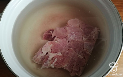 Свинину заливаем холодной водой. 