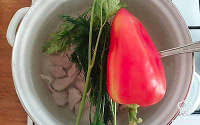 Добавляем болгарский перец и зелень. Варим на медленном огне 40 минут. 