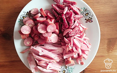 Колбасные изделия нарезаем произвольно. 