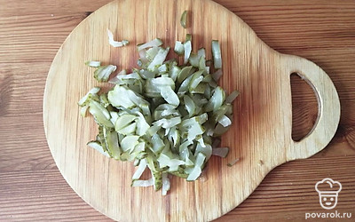 Соленые огурцы нарезаем соломкой. 