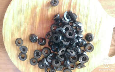 Маслины нарезаем колечками. 