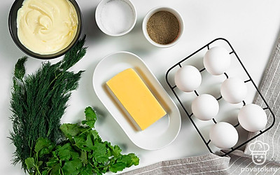 Куриные яйца хорошо помойте. Укроп и кинзу помойте, обсушите и нашинкуйте. Сыр натрите на терке. Приготовьте небольшую кастрюлю и блюдо для подачи.