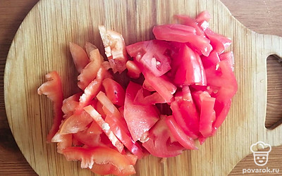 Помидор и перец болгарский нарезаем произвольной формы. 