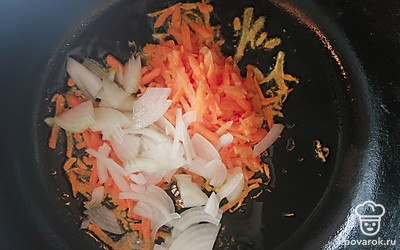 На сковороде обжариваем натертую морковь и нарезанный лук. 