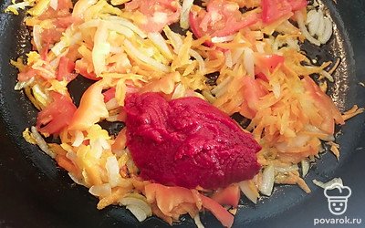 Добавляем помидор, перец и томатную пасту. Хорошо все перемешиваем. 