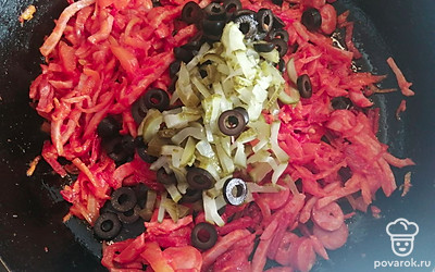 Добавляем колбасные изделия, огурцы, маслины. Тушим 5-7 минут. 