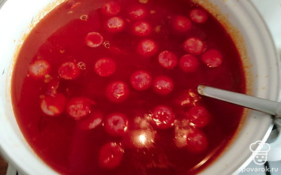 Из супа убираем зелень и целый болгарский перец. Добавляем зажарку и варим 10-15 минут. 