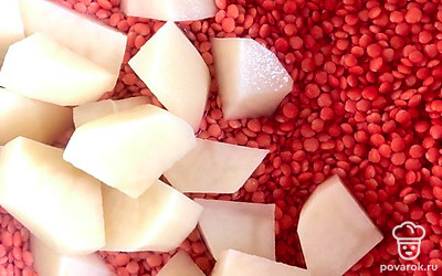 Чечевицу очень хорошо промыть. Картошку почистить, помыть и нарезать произвольно. Залить все 3 стаканами воды и отправить вариться. Я первые 2 раза (после того, как вода вскипит) воду сливаю, так как образуется очень много пены. Варить 10 минут.