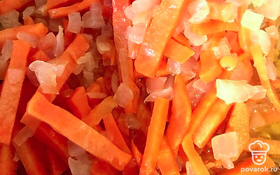 Лук почистить, нарезать кубиками. Морковь почистить и нарезать произвольно небольшими кусочками или пропустить через терку. Отправить на заранее разогретую сковородку с растительным маслом и обжарить до готовности.