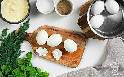 Сварите куриные яйца. Яйца поместите в кастрюлю и залейте холодной водой. Посолите немного воду и поставьте на плиту. Доведите до кипения и варите еще 10 минут. Затем слейте воду и очистите яйца от скорлупы.