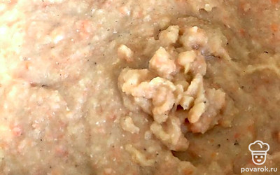 Отправить лук с морковью к картошке с чечевицей и варить еще 5 минут. Посолить и поперчить по вкусу. В самом конце пробить блендером. Наш суп готов.