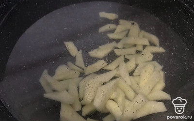 Картофель нарезать на брусочки и отварить до готовности.