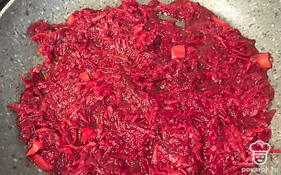 Сделать зажарку. Соединить лук, морковь, чеснок, свеклу, в конце добавить томатную пасту, воду кипяченую. Потушить.