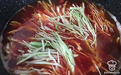 Добавить нашинкованную капусту, лавровый лист и специи. Немного еще проварить.