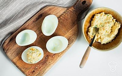 Наполните яйца начинкой. Все белки наполните начинкой и уберите в холодильник на 15-20 минут для охлаждения.