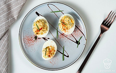 Перед подачей фаршированные яйца посыпьте сладкой паприкой.