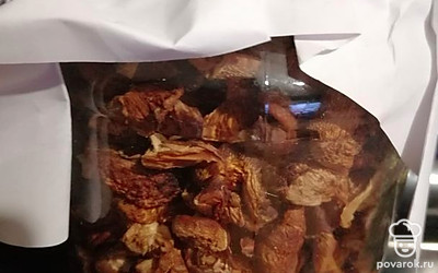 Сушеные грибы замочить на 1 час.