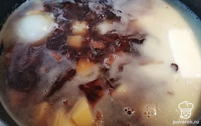 Грибы и картошку залить водой, добавить луковицу и варить 30 минут.