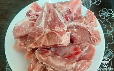 Мясо хорошо промываем под проточной водой.