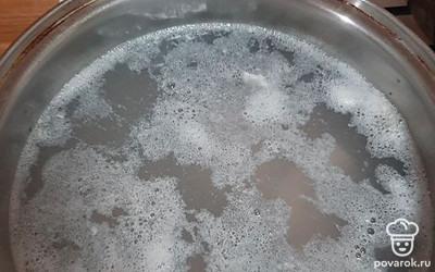 Перед закипанием обязательно убираем накипь (пенка образующая на поверхности), это сделает бульон чистым и прозрачным. После этого убавляем огонь, солим, накрываем крышкой и варим в течении 40 минут.