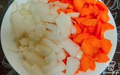 Добавляем нарезанные морковь и лук.