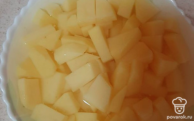 Сразу после моркови и лука, добавляем нарезанный картофель. Обратите внимание на нарезку: все ингредиенты должны быть примерно одинакового размера.