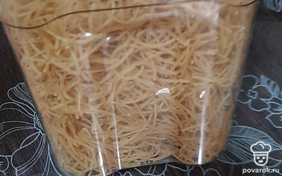 Когда картофель и морковь будут готовы, засыпаем вермишель (лапшу) и добавляем лавровый лист.