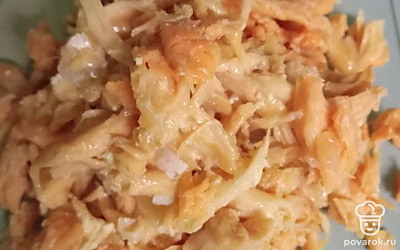 Отвариваем рыбу. Чистим от костей.