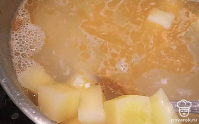 Чистим картофель, нарезаем кубиками и добавляем в рыбный бульон. 