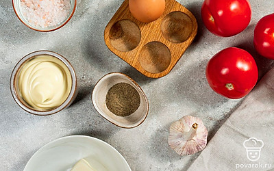 Подготовьте продукты для фаршированных помидоров с яйцом и чесноком.