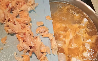 Туда же добавляем рыбу, которую отделили от костей.