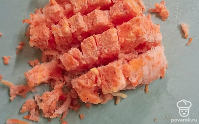 Нарезаем или натираем морковь.