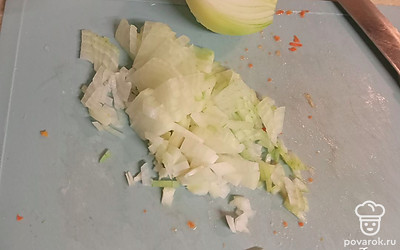 Нарезаем репчатый лук. 