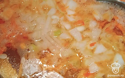 Добавляем все в бульон и кипятим до готовности картофеля. Займет примерно 20 минут на среднем огне. 