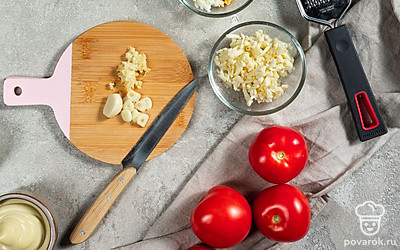 Сделайте начинку. Отварите яйца вкрутую, почистите, измельчите. Добавьте к яйцам сыр, пропустите через пресс чеснок. Заправьте майонезом, перемешайте. Немного посолите и поперчите.