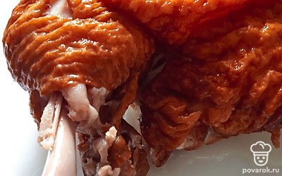 Отварите копченый куриный корочек. Отделите мясо и отправьте обратно в бульон.