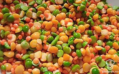 В бульон положите смесь бобовых. Варите минут пятнадцать.