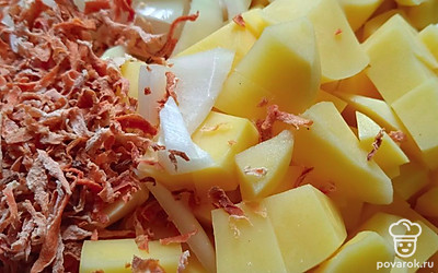 Добавьте нарезанный картофель, лук, сушеную морковь. Варите еще минут пятнадцать. Посолите по вкусу.