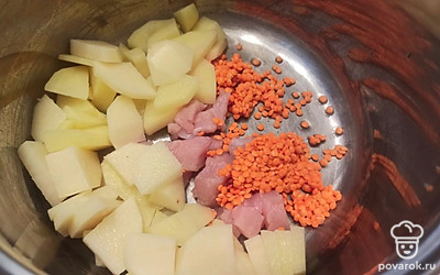 Картошку чистим и нарезаем. Мясо индейки нарезаем на небольшие кусочки. Выкладываем в кастрюлю картошку, мясо индейки и чечевицу. 
